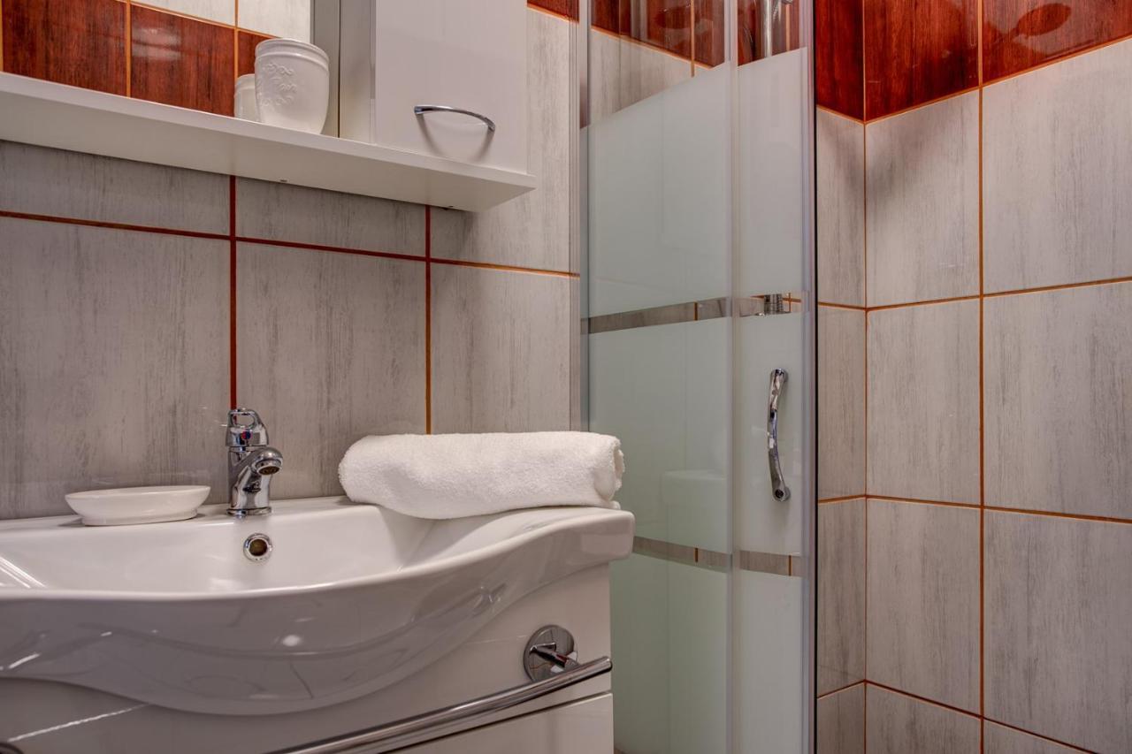 Apartment Laura With Terrace Vodnjan Ngoại thất bức ảnh